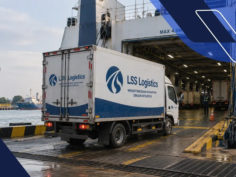 Truk box LSS Logistics masuk ke lambung kapal cepat RoRo di pelabuhan
