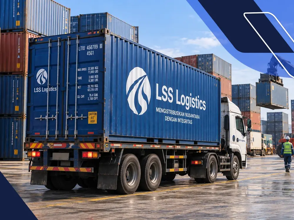 Truk trailer membawa container biru LSS Logistics di terminal peti kemas